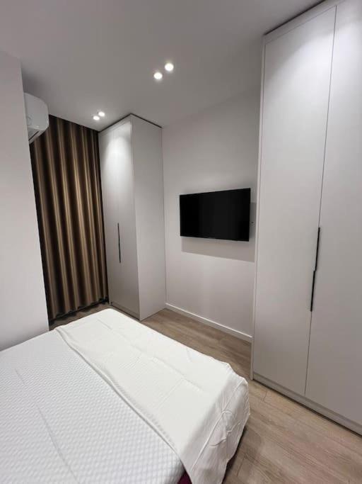 Spacious Apartment Ish-Blloku Area Тирана Экстерьер фото