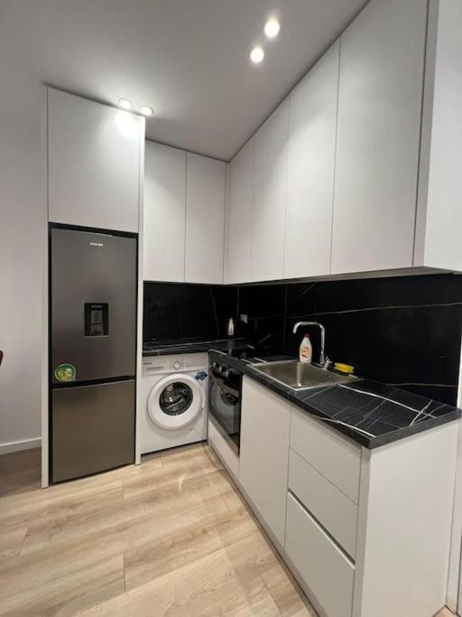 Spacious Apartment Ish-Blloku Area Тирана Экстерьер фото